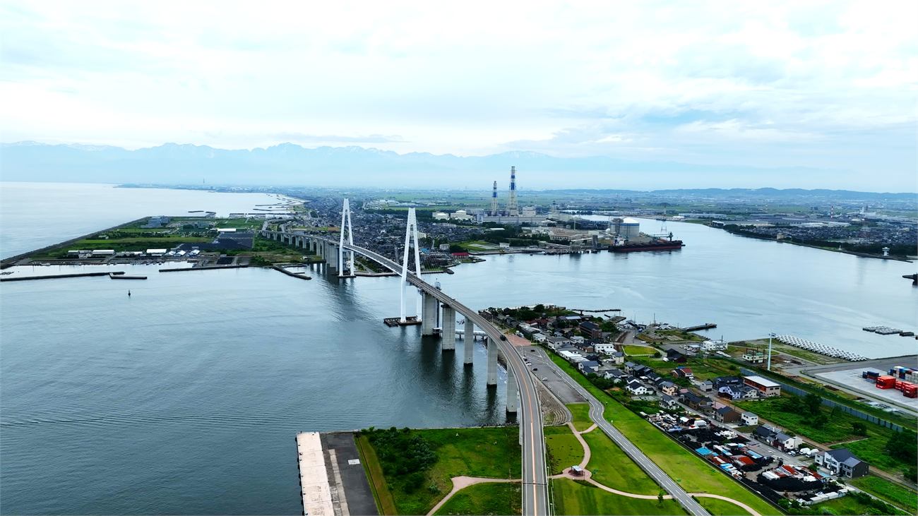 新湊大橋の空撮