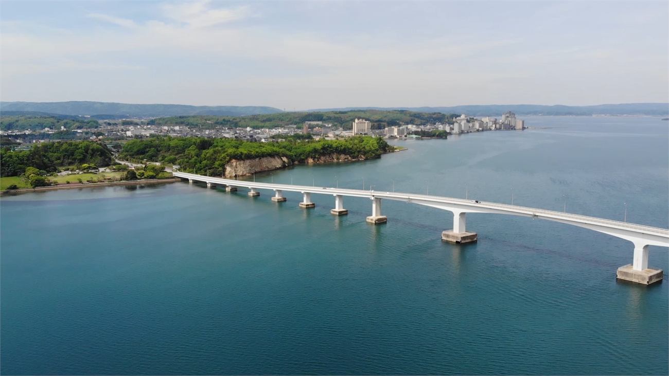 能登島大橋を空撮した風景