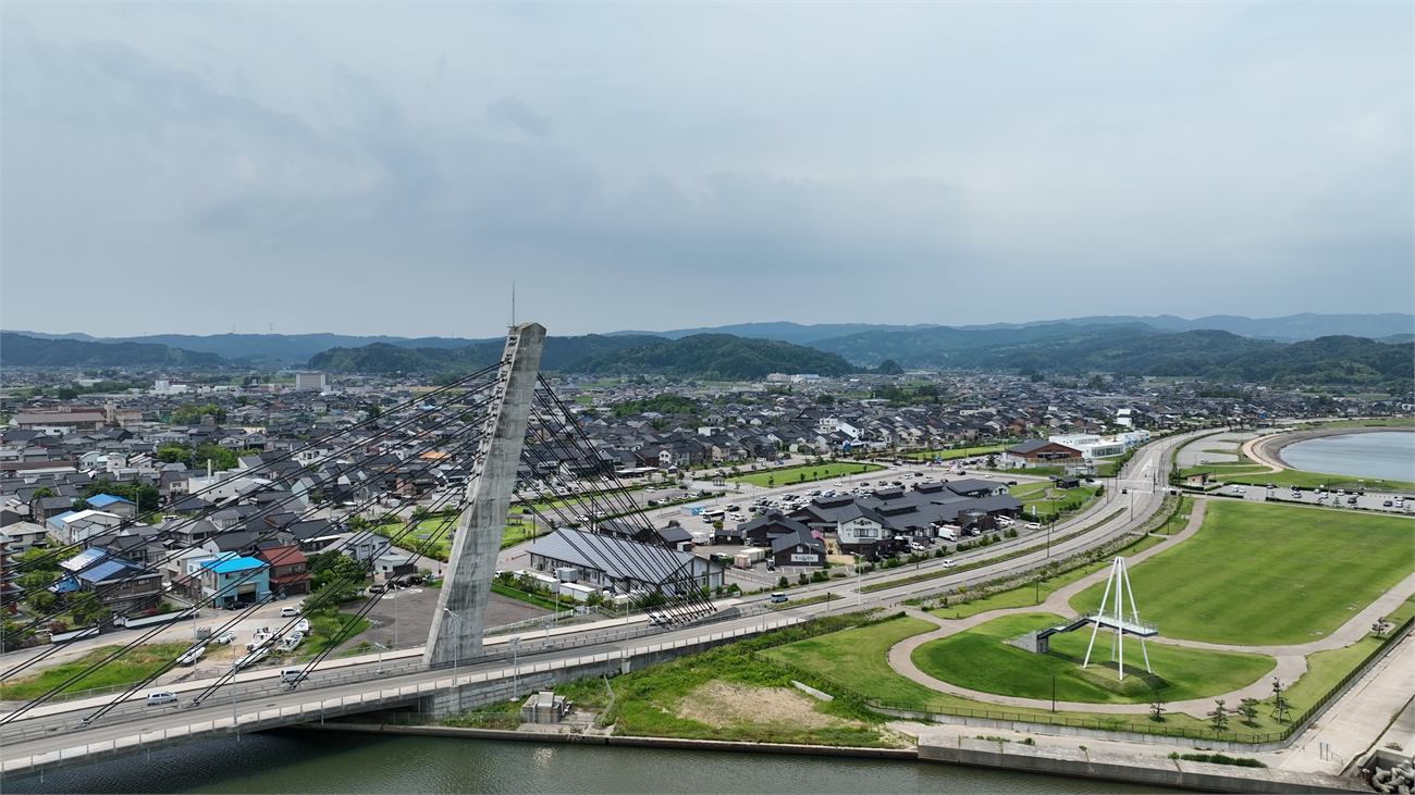 富山県氷見の河口に架かる橋の空撮