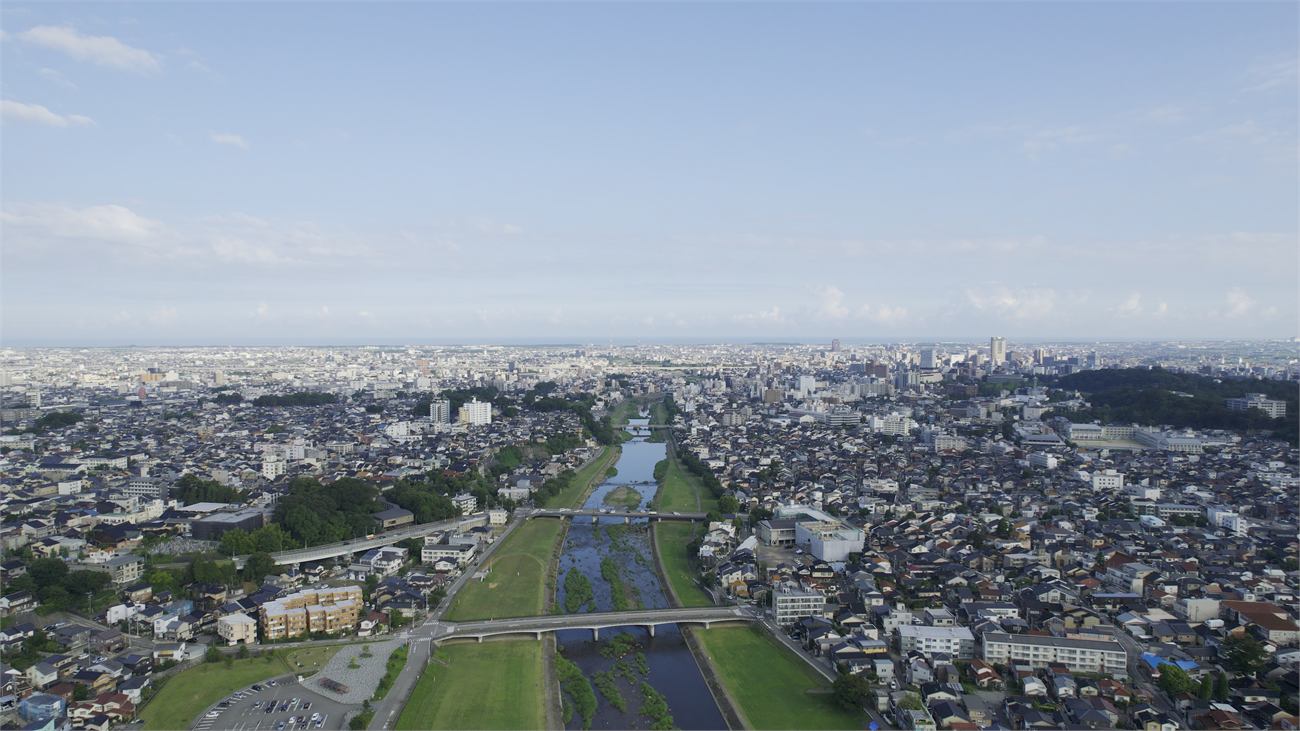 犀川と市街地の空撮