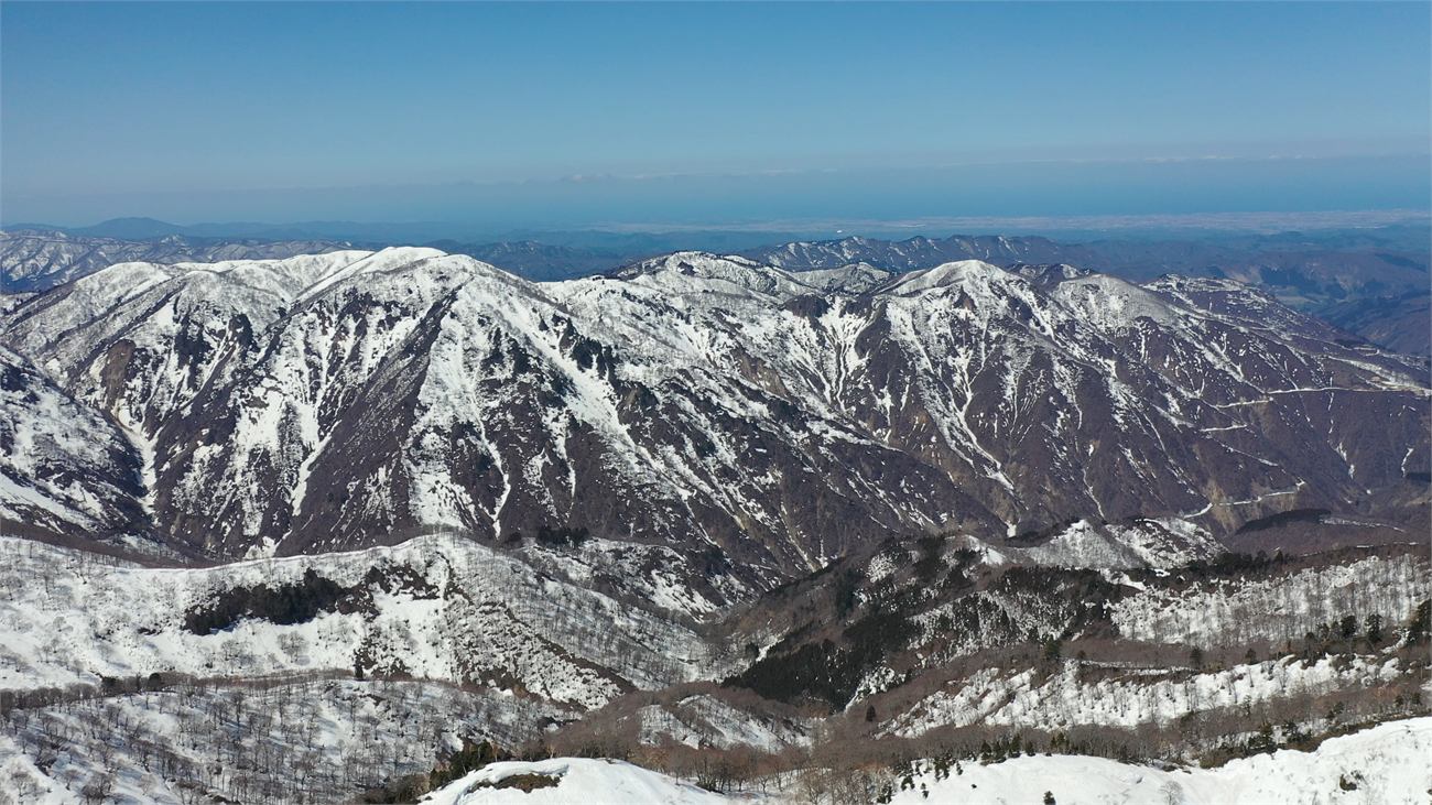 雪の稜線の空撮