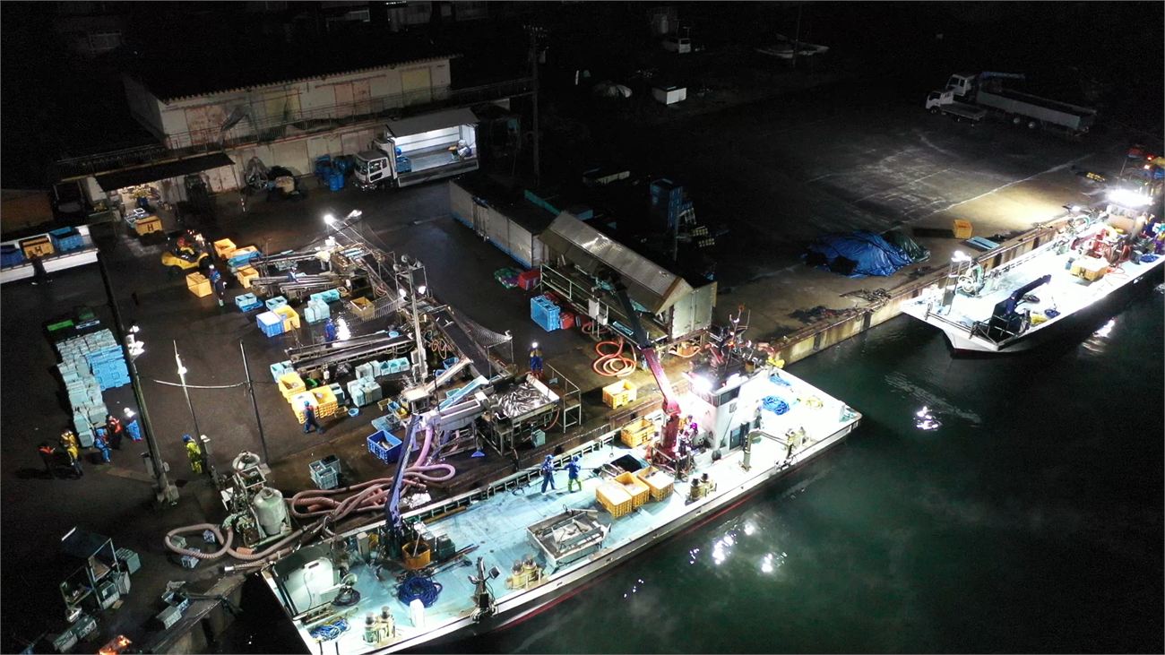 夜の漁港で行われる日の出大敷の寒ぶり漁の空撮