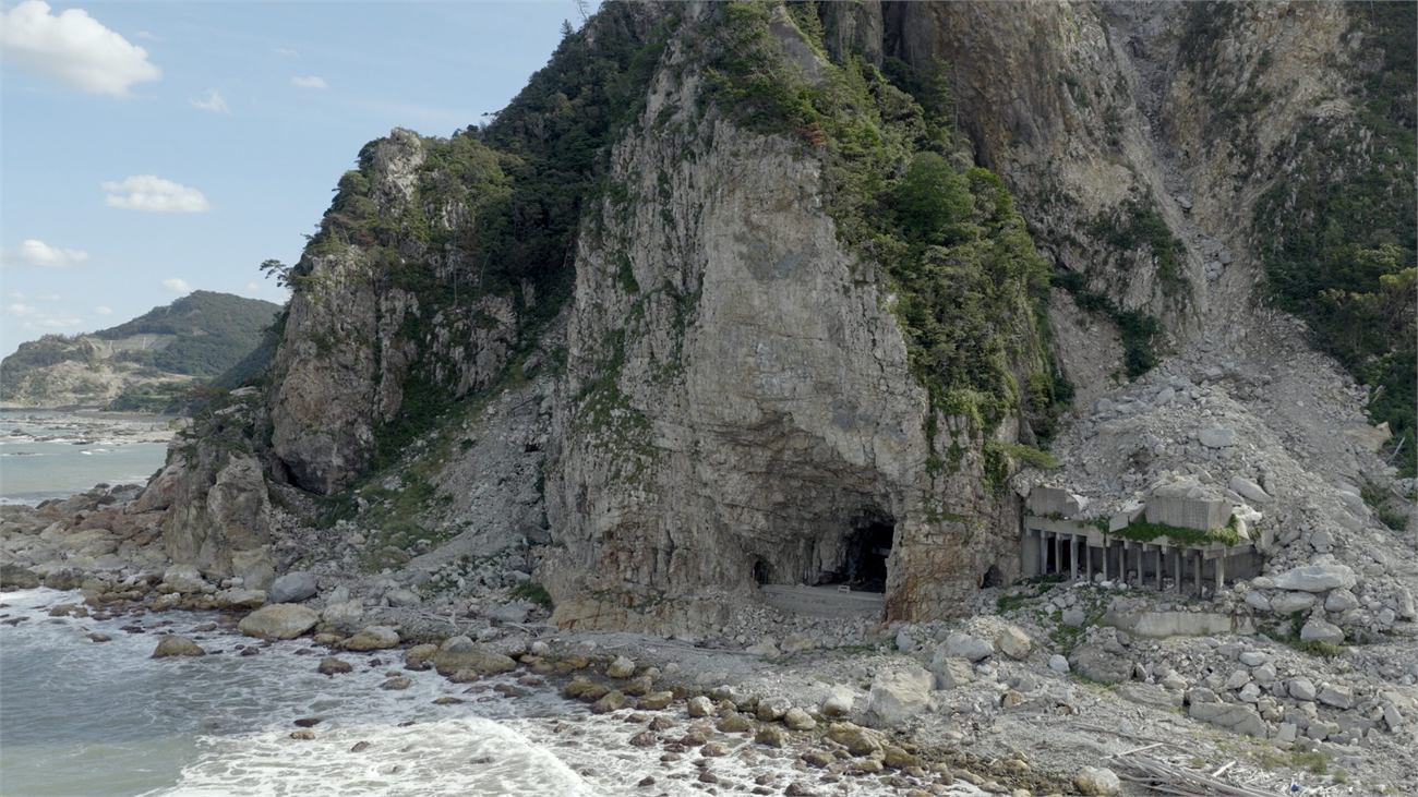 能登半島の崩落した海沿いの崖の空撮