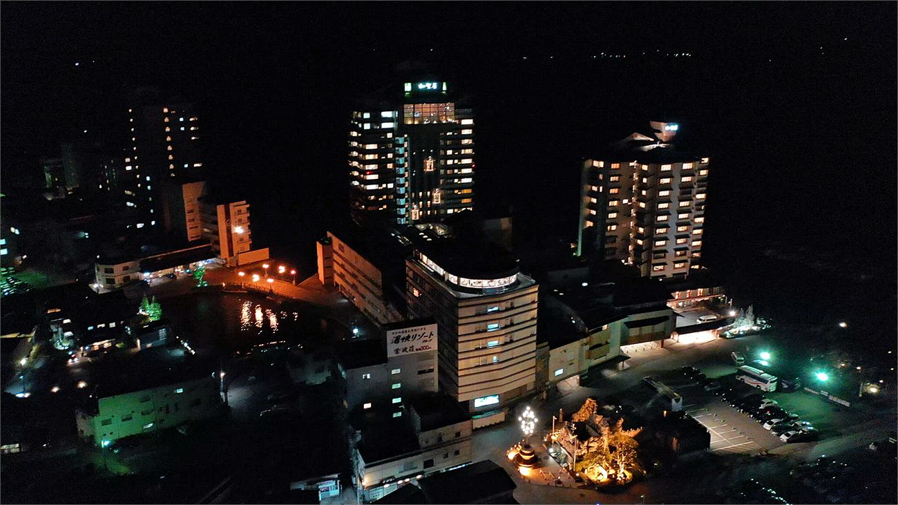 夜間の和倉温泉の空撮