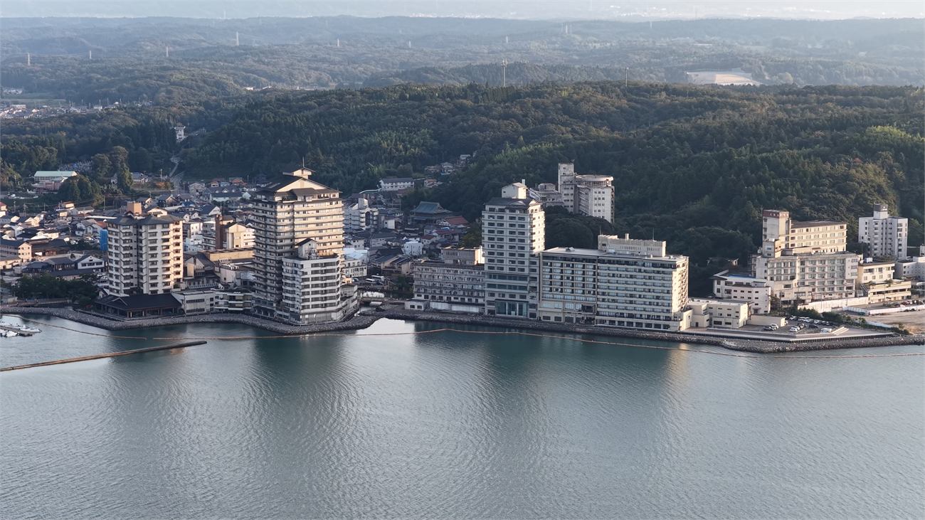 湾に面した和倉温泉の空撮