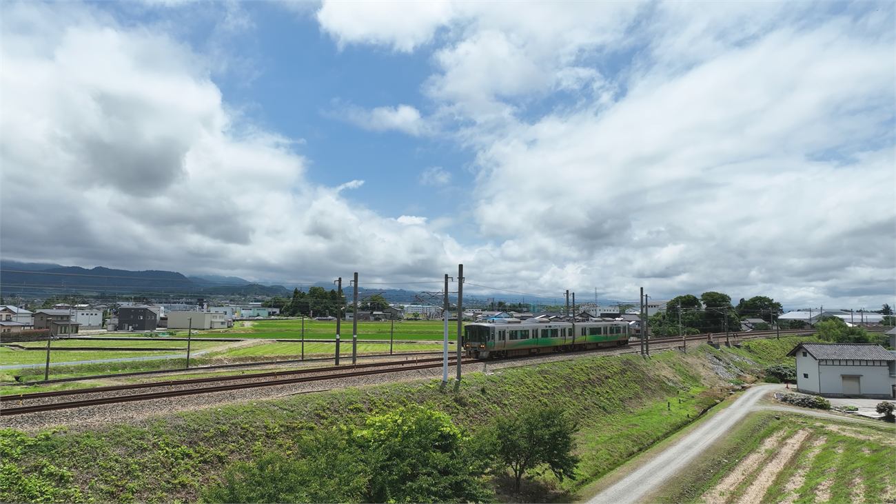 田園地帯を走る鉄道の空撮