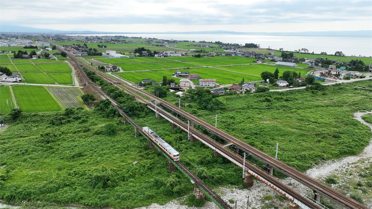 架線のある線路の空撮