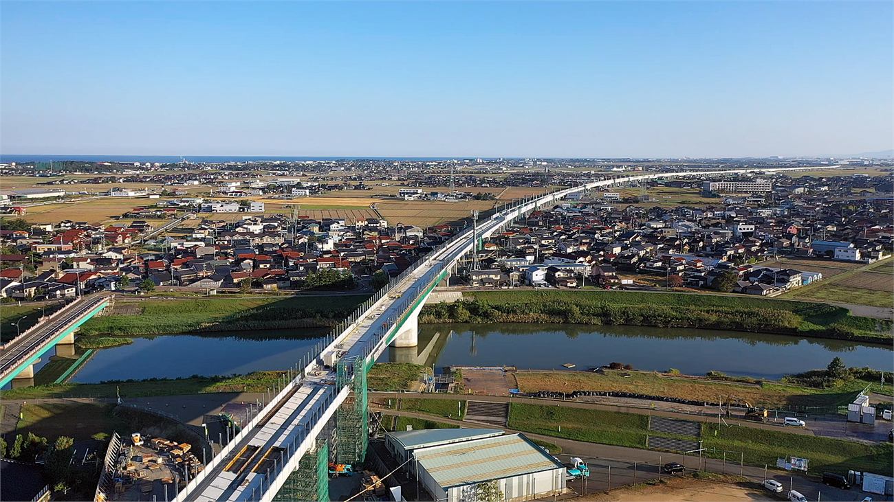 新幹線の高架と河川の空撮