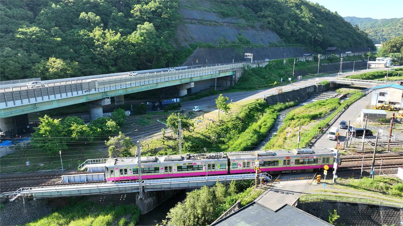 走行中の列車を追う空撮