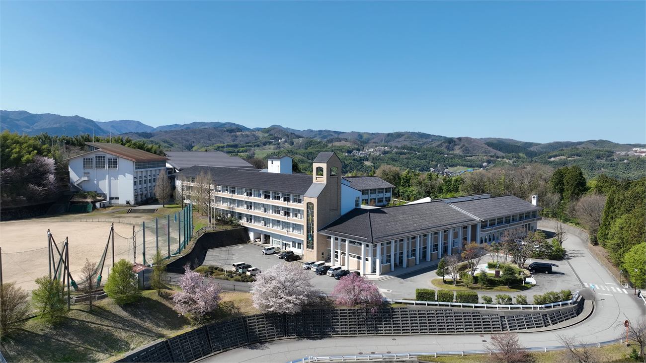 桜に囲まれた校舎の空撮