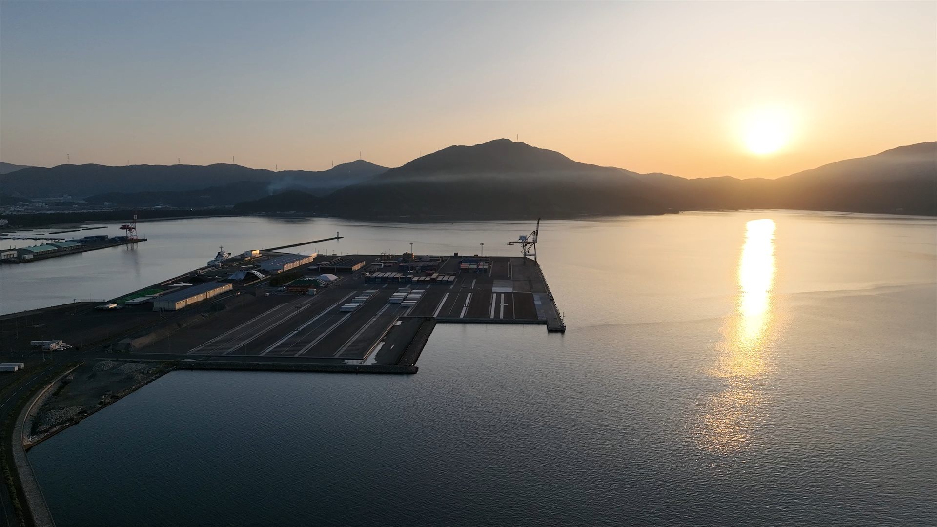 夕暮れの港をドローンで空撮した風景